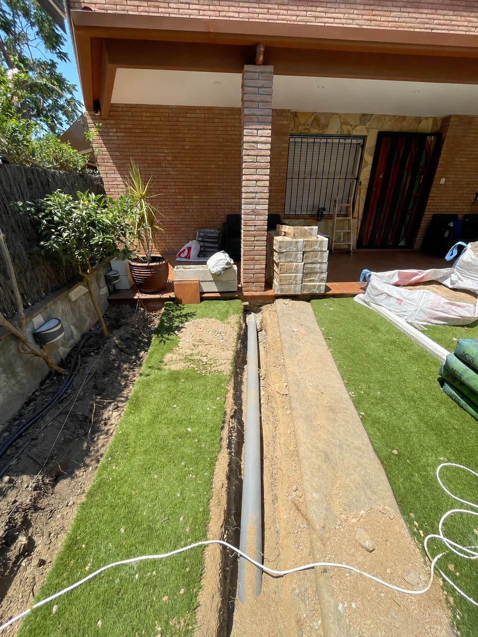 Jardinera de obra y desagües en Santa Coloma de Gramenet - imagen 2