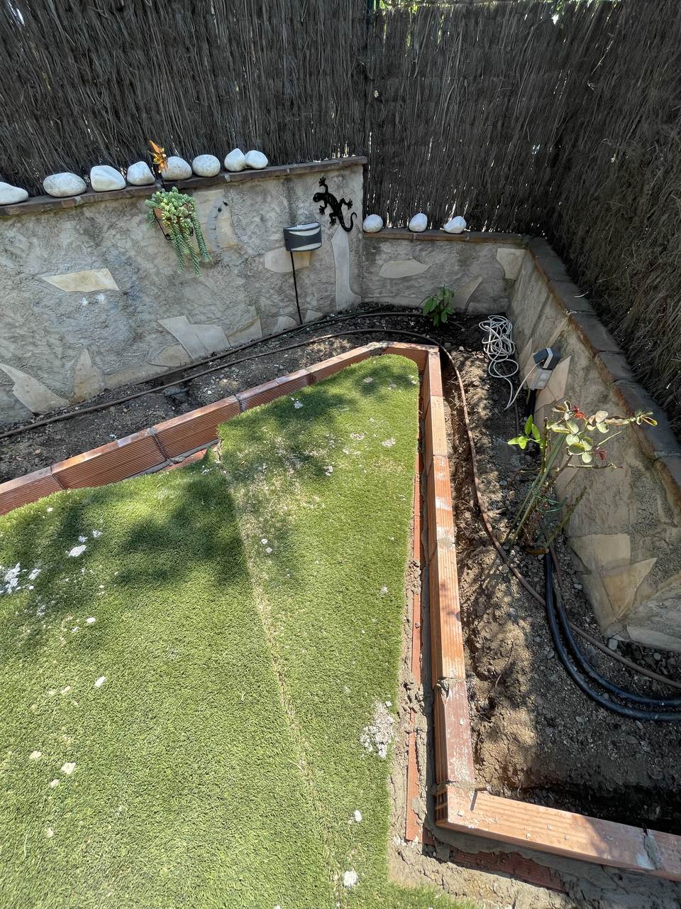Jardinera de obra y desagües en Santa Coloma de Gramenet - imagen 7