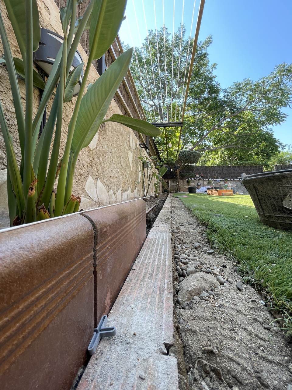 Jardinera de obra y desagües en Santa Coloma de Gramenet - imagen 9