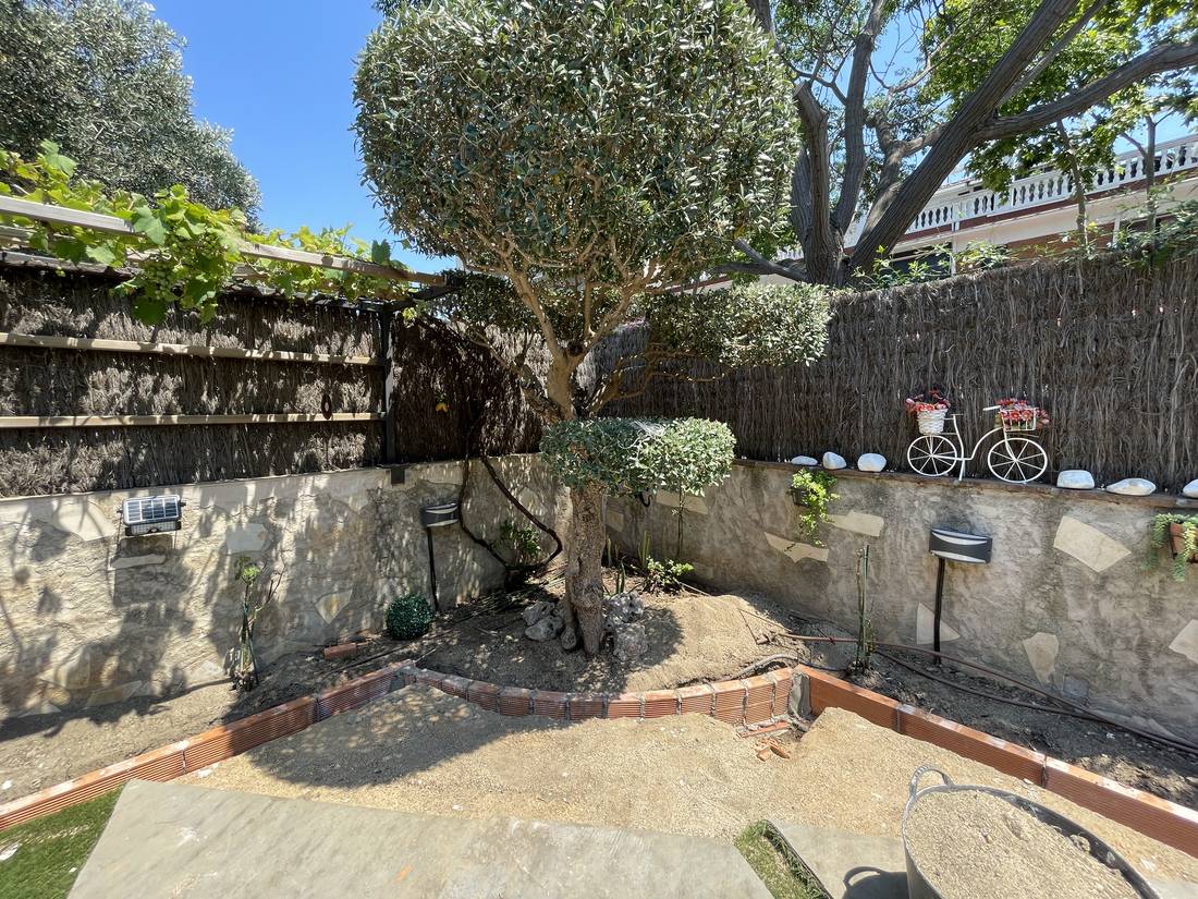 Jardinera de obra y desagües en Santa Coloma de Gramenet