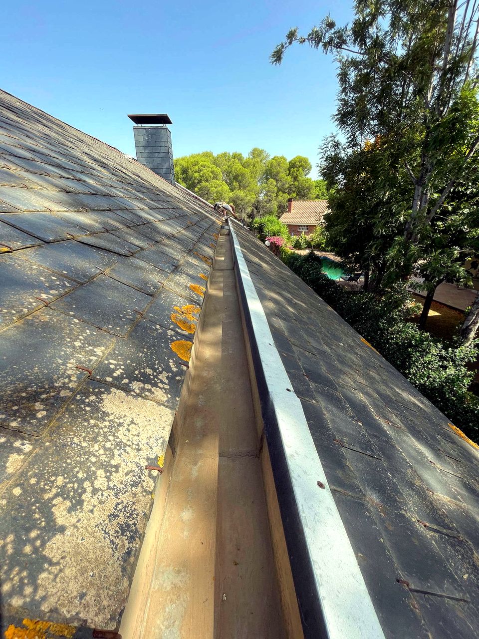 Limpieza de cubierta y reparación de pizarra en Sant Cugat del Vallès - imagen 4